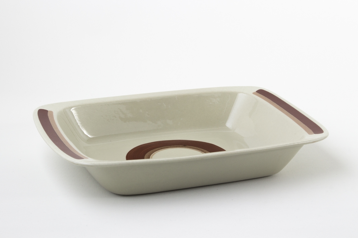Håndmalt dekor i underglasur - en brun og en smalere beige stripe inntil hverandre på kant.