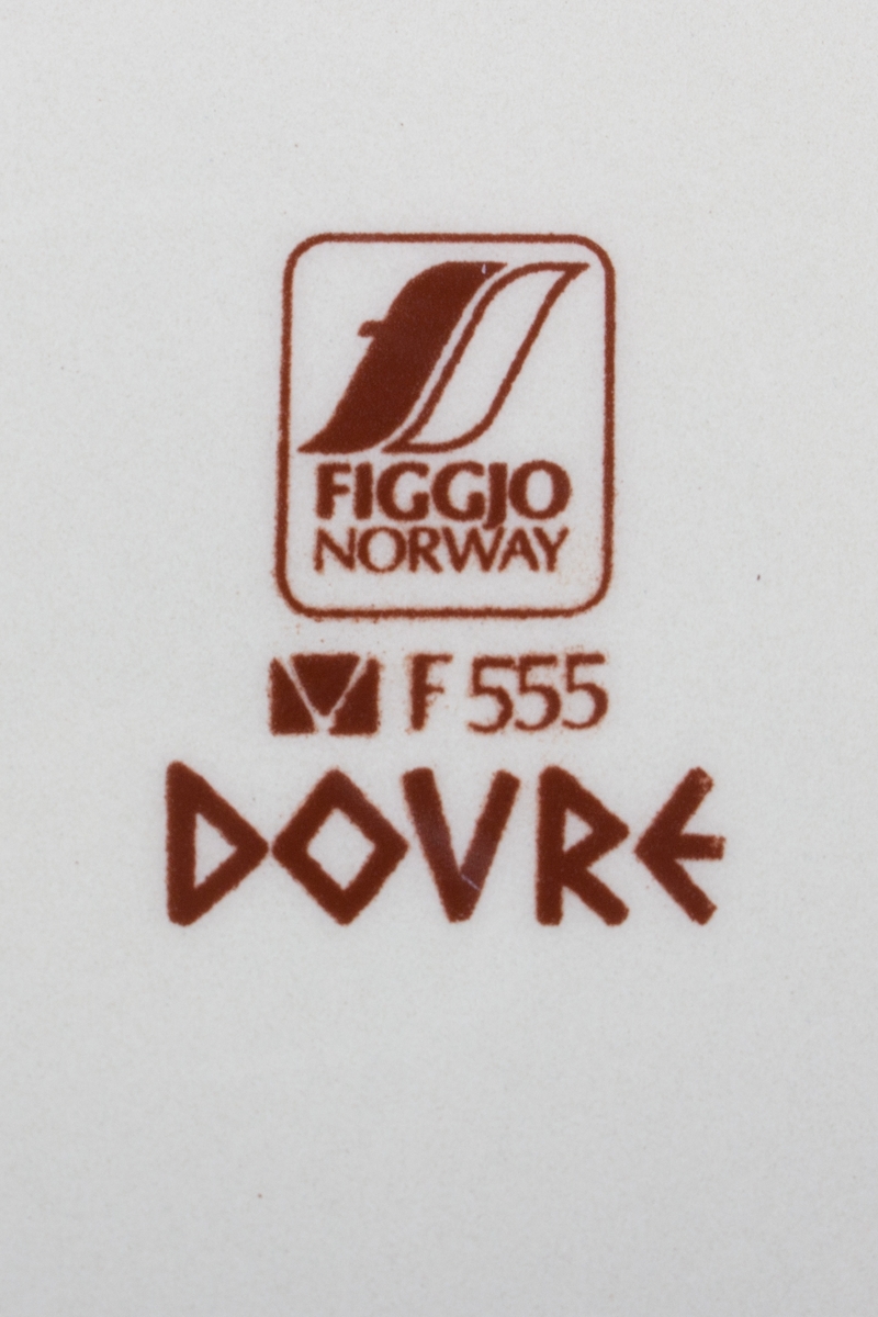 Håndmalt dekor i underglasur - en brun og en smalere beige stripe inntil hverandre på kant.