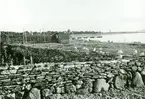 Stenmur och sjöbodar vid fiskeläget i Byxelkrok.