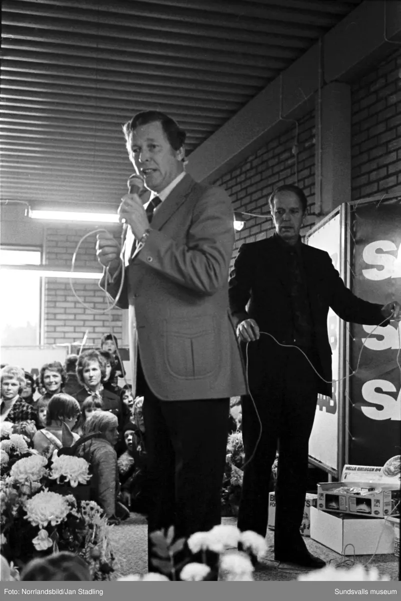Invigning av nya bilhallen för SAAB ANA i Bydalen. Underhållning av bland andra Lasse Lönndahl.
