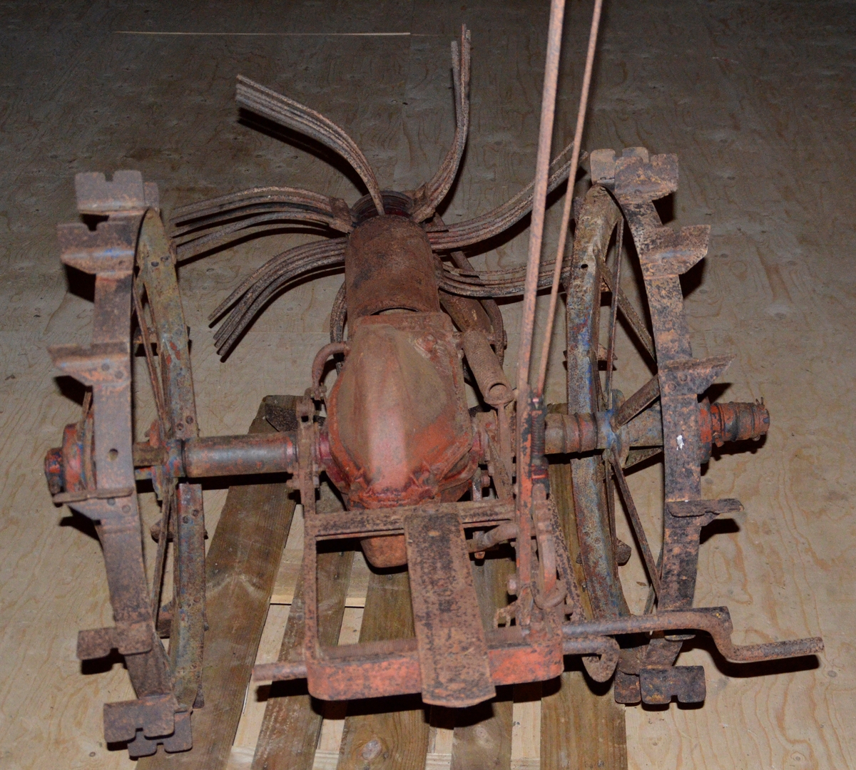 Potetopptakar. Heilt i metall. Har opphaveleg vore måla raud og blå.