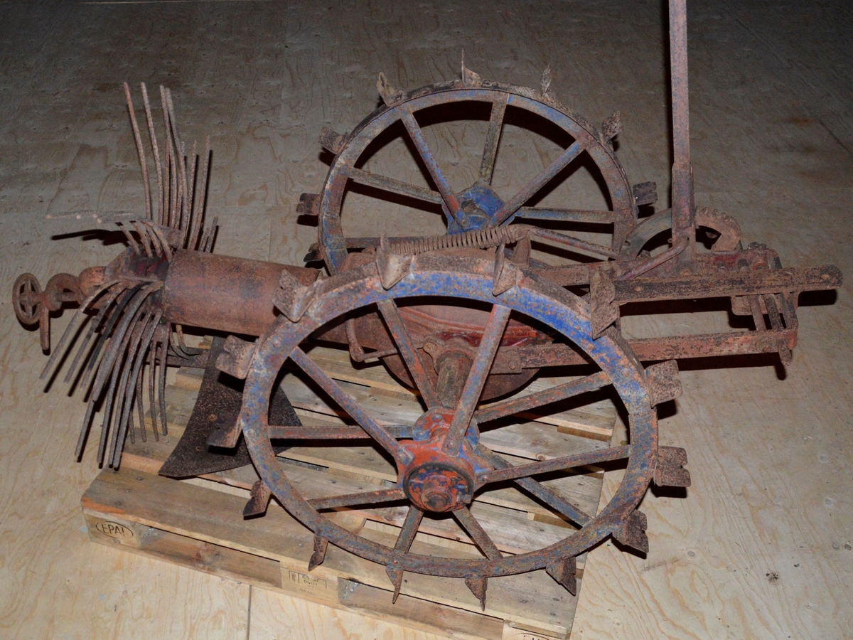 Potetopptakar. Heilt i metall. Har opphaveleg vore måla raud og blå.