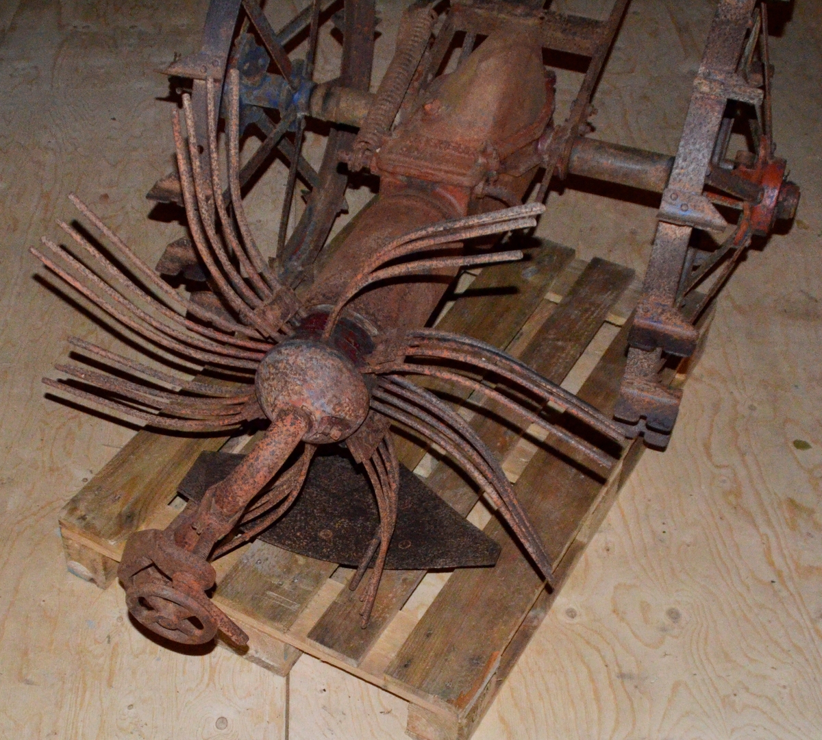 Potetopptakar. Heilt i metall. Har opphaveleg vore måla raud og blå.