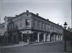 Bröderna Berggrens klädekiperingsaffär, hörnet Kaggensgatan och Storgatan.