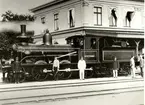 Kalmar - Emmaboda Järnväg (KJ). Loket tillhörande Kalmar Järnvägar (KJ).
Kortet taget vid Centralstationen i Kalmar omkring 1900.