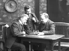 Okända män spelar schack