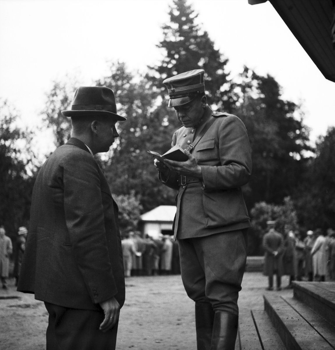 Landstormen rycker in, 1939. Armén delades fram till 1941 in i bevärings- och landstormsmän. Landstormen var de över 35 år, av de värnpliktiga.

