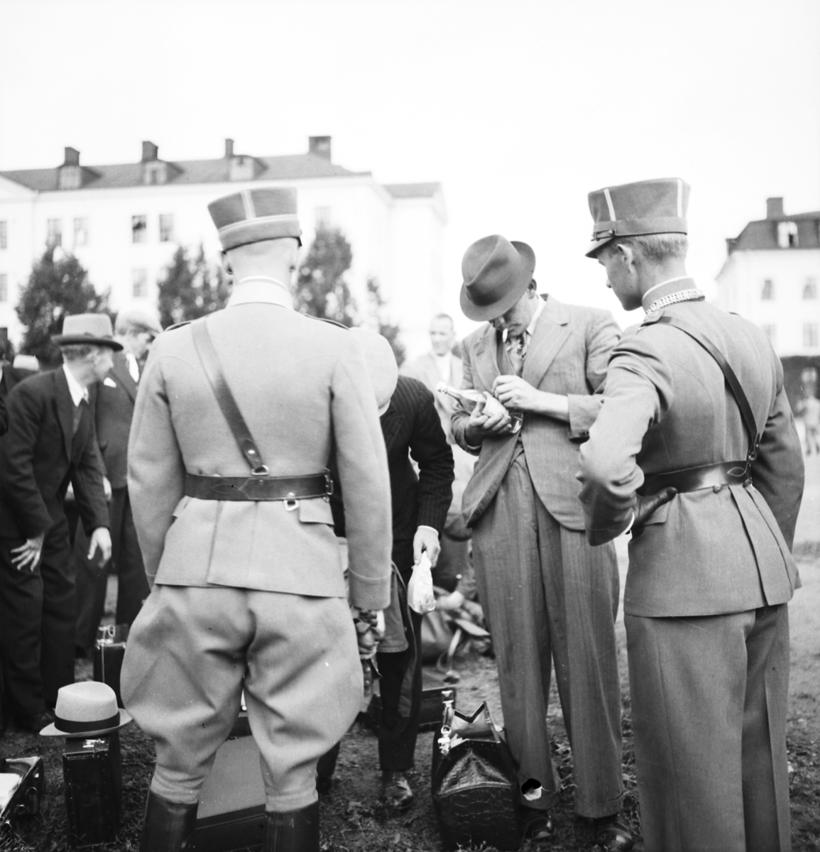 Landstormen rycker in, 1939. Armén delades fram till 1941 in i bevärings- och landstormsmän. Landstormen var de över 35 år, av de värnpliktiga.

