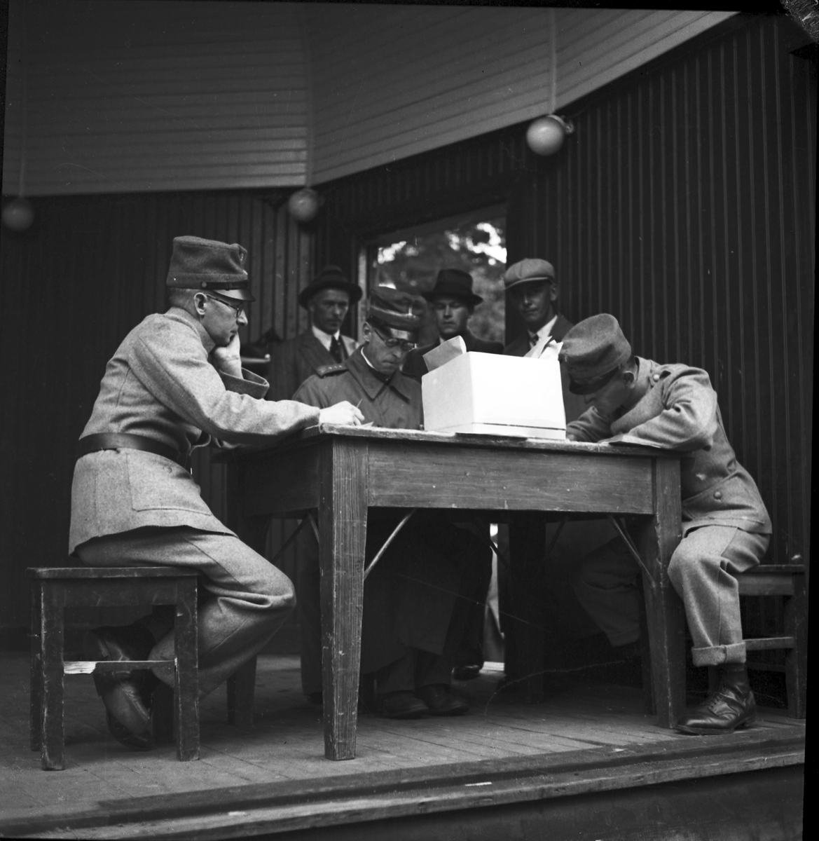 Landstormen rycker in, 1939. Armén delades fram till 1941 in i bevärings- och landstormsmän. Landstormen var de över 35 år, av de värnpliktiga.

