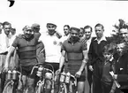 År 1938. Cykeltävlingen Gestrikland Runt. Reportage för Gefle Dagblad