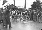 År 1938. Cykeltävlingen Gestrikland Runt. Reportage för Gefle Dagblad