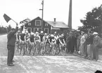 År 1938. Cykeltävlingen Gestrikland Runt. Reportage för Gefle Dagblad