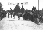 År 1938. Cykeltävlingen Gestrikland Runt. Reportage för Gefle Dagblad