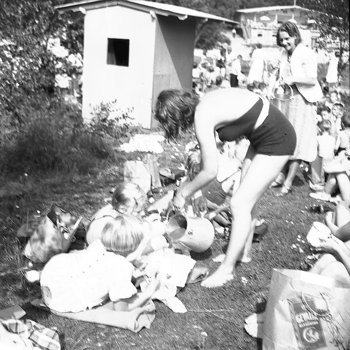 Den 23 juli 1938. Barnutflykt till Furuvik. Fika på badstranden "Sandvik". Reportage för Gefle-Posten

