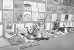 År 1942. 1842-1942 Skolan 100 år. Folkskolans jubileumsutställning.
Småskolans slöjd.