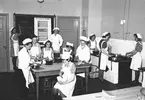 År 1942. 1842-1942 Skolan 100 år. Folkskolans jubileumsutställning. Skolkök.