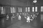 År 1942. 1842-1942 Skolan 100 år. Folkskolans jubileumsutställning.