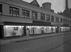 Sjöströms Fabriksbod, Norra Centralgatan 6. Gävle. 1 november 1945. Exteriör med inkopierade moln.