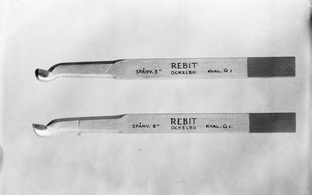 Rebit AB, Ockelbo, november 1945.
1945 grundades företaget AB Hårdmetallverktyg. Verksamhetens inriktning var tillverkning av skärande verktyg såsom svarvstål och fräsar. Bergborrar samt verktyg med hårdmetall för att bearbeta sten ingick också i sortimentet. Företagets namn var länge AB Hårdmetallverktyg, men när företaget expanderade och började att exportera behövdes ett mer slagkraftigt namn. År 1977 valde man namnet Rebit som kommer ifrån en reklam-slogan som Söderfors Bruks AB hade för en hårdmetallsort.  Den hette ”Rekord biter” och namnet Rebit skapades. Rebit finns idag kvar som ett produktnamn för stenverktygen med hårdmetall När ägarna blev till åren valde de att sälja sitt företag till Fagersta AB. Idag är företaget en del av Atlas Copco Secoroc AB och huvudkontoret är placerat i Fagersta.
I Ockelbo finns fortfarande en produktionsenhet som tillverkar bergborrar samt konstänger för dimensionsstenindustrin.


