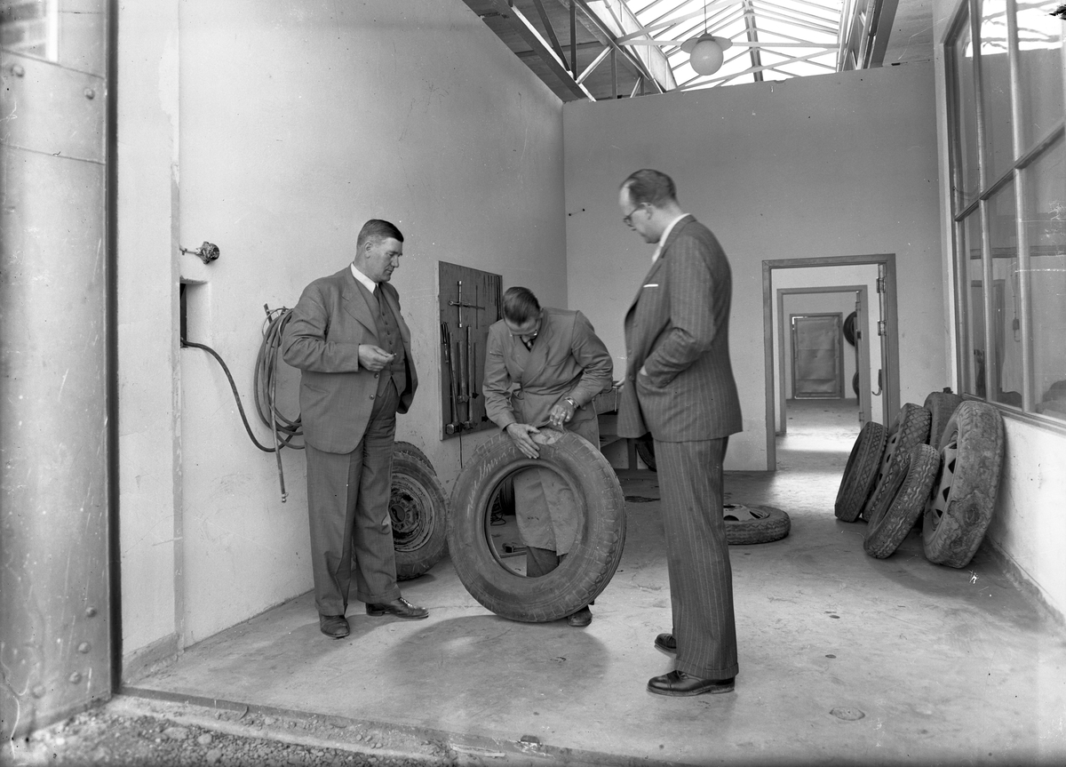 Bildäck. Interiör av Bil & Traktors verkstad, Norra Rådmansgatan 10, Gävle. Mars 1946. Beställt av direktör C.H. Tollertz.