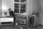 Lasarettets boklåda från biblioteket. 15 februari 1949. Reportage för Norrlands-Posten.