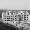 Taklagsflagga på nybygge för bättre arbetarbostäder. 1 april 1949.