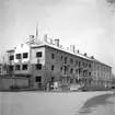 Taklagsflagga på nybygge för bättre arbetarbostäder. 1 april 1949.