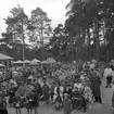 Folknykterhetens dag. Demonstrationståg till Boulognerskogen. År 1949. Reportage för Gefle Dagblad.
Boulognerskogen kom till år 1865, då staden förvärvade den s.k. Kroknäs hage som ägts av kyrkan. Parken fick namn efter Bois de Boulogne som anlagts i Paris och blev  ett populärt utflyktsmål för Gävleborna som tog spår- vagnen till Stadsträdgården. Flera kaféer anlades. Det  fanns fem kaféer. Musikevenemang var vanliga under sommarhalvåret. Lek och idrott som krocket, velocipedåkning och bandy förekom också. Den första svenska mästerskapsfinalen i bandy spelades 1907. Här finns utomhusscen, dansbana och minigolfbana. Boulognerskogen avgränsas i söder av Gavleån, i väster av Gamla kyrkogården, i norr av Västra vägen och dess östra gräns är en linje mella Strömdalens kraftverk och Brändströmsplan. Öster om denna linje ligger parken Stadsträdgården.