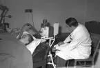 Lasarettet. Reportage från laboratoriet, doktor Uno.       1 november 1949. Reportage för Arbetarbladet.