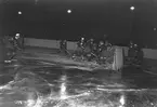 Ishockey mellan Huge - GGIK. 29 december 1949. GGIK är förkortning för Gävle Godtemplares Idrottsklubb. GGIK kallades för Godis eller Saftpiraterna. IK Huge ansökte 1938 om inträde i Svenska Ishockeyförbundet, och spelade sin första ishockeymatch på Kastvallen den 26 januari 1939. Klubben vann därefter DM-titlarna 1939, 1940 och 1943. Den 26 december 1949 debuterade man i Sveriges högsta division med match mot Nacka SK borta, vilken Nacka SK vann med 3-2. I ishockey spelade IK Huge i Sveriges högsta division säsongerna 1949/1950, 1950/1951 och 1952/1953. 1961 låg man i Division IV. Inför säsongen 1962/1963 lades ishockeyverksamheten ner, innan man i början av 1970-talet återigen hade pojklag. 1994 anmälde man ett seniorlag för första gången sedan det tidiga 1960-talet. Den 2 december 1995 fick man tillgång till konstfrusen isbana.