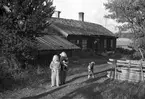 Barn utanför hus.