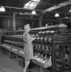 Gävle Manufaktur AB, Strömsbro. Juni 1946. På fabriken jobbade många ogifta textilarbeterskor, Några av dem bodde i den så kallade flickbyggningen. Gefle Manufaktur AB ägde Svanens väv i Strömsbro, som länge var den största fabriken i landet för tillverkning av bomullstyger och garn. Fabriken startade år 1849. Men det blev andra tider med krig, konflikter och sämre konjunkturer, då gick det sämre även för Svanens väv som tvingades lägga ned år 1960.