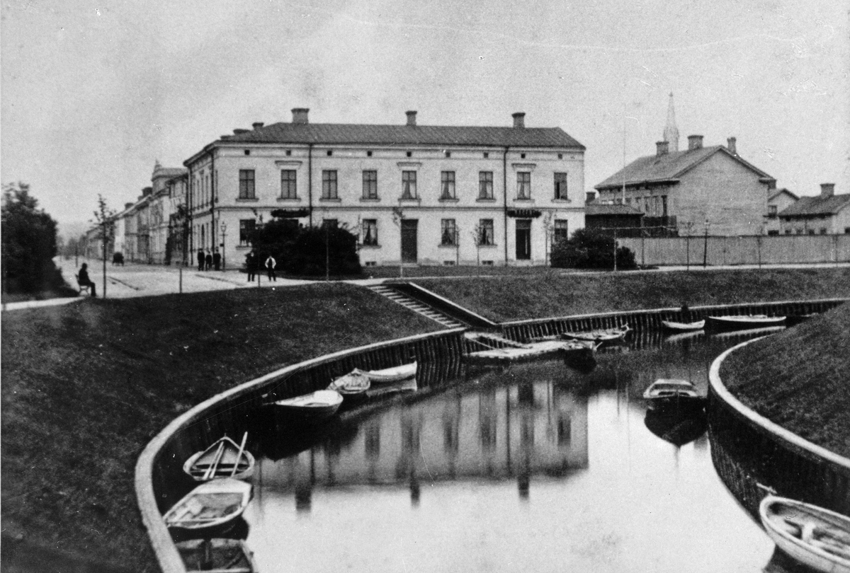 Lillån på Öster.  Kvarteret Uttern 6 på Nygatan 49 i hörnet av Lilla Esplanadgatan. Bellanders (Björnkläder) låg där från 1920.