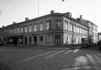 Drottninggatan med bl.a Café Drott och Svea Poussard. Hösten 1953.