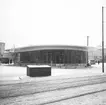 Byggandet av busstationen. Stationen uppfördes 1939 och togs i bruk januari 1940. Revs 1972. Bilden är tagen omkring 1940. Reportage för Arbetarbladet