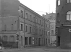 Kyrkogatan i Gävle, där Kyrkogatan mynnar ut på Centralplan med adress Kyrkogatan 30, kv Norra Varvet. Till höger dåvarande entrén till Centralcaféet. I bakgrunden Gamla Grand Hotel.
Den 1 december 1937.