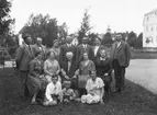 Familjen Österand. År 1931. Trefaldighetskyrkan i bakgrunden. (Osäker på namnet)