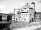 Wirsbo bruk. Orten ligger vid Strömsholms kanal och Kolbäcksåns fall, mellan Åmänningen i norr och Virsbosjön i söder. I bruket fanns en kraftstation, styckebruk för projekttillverkning, manufaktursmedja, mekanisk verkstad, ångsåg med två ramar, kant-, klyv- och stålverk samt en hyvel- och snickerifabrik.