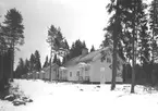 Parhus. Den 5 december 1949.  Korsnäsverken har sedan länge beaktat att arbetsresultaten i mycket hög grad beror på trivseln i hemmen. Bolaget har från början succesivt höjt bostadsstandarden för sina anställda. En del av personalen bor i egna hem som uppförts med subvention från bolaget