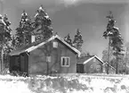 Grinduga. Den 7 februari 1955. En tendens i skogsbruket är att samla skogsarbetarna i moderna skogsarbetarbyar.