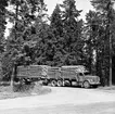 Det mesta timret körs med Korsnäs egna lastbilar. Stjärnsund skogsförvaltning. Korsnäs AB. Den 31 juli 1959