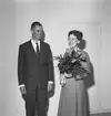 Direktör Lindblom avtackar sin sekreterare Karin Withalisson. Korsnäs. Den 1 juni 1964