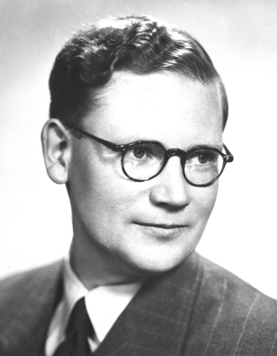 Ernst Viking Bergman, Revisor, Stockholm. Styrelse och revisorer. "Profiler i Korsnäs". Ett porträttgalleri över anställda i Korsnäs Aktiebolag med dotterbolag. Sammanställt i anledning av bolagets 100-årsjubileum 1955.