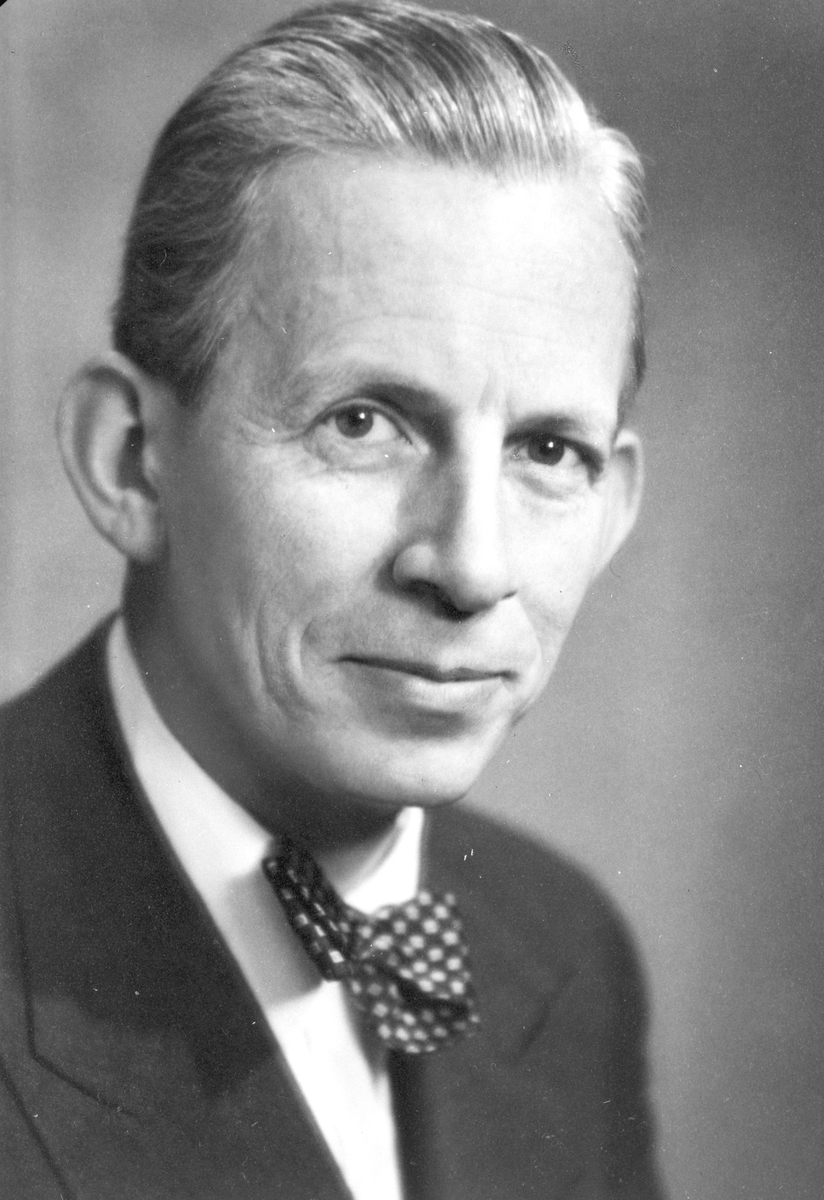 Gunnar Carl Oscar Ohlin, Professor, Stockholm. Styrelse och revisorer. "Profiler i Korsnäs". Ett porträttgalleri över anställda i Korsnäs Aktiebolag med dotterbolag. Sammanställt i anledning av bolagets 100-årsjubileum 1955.