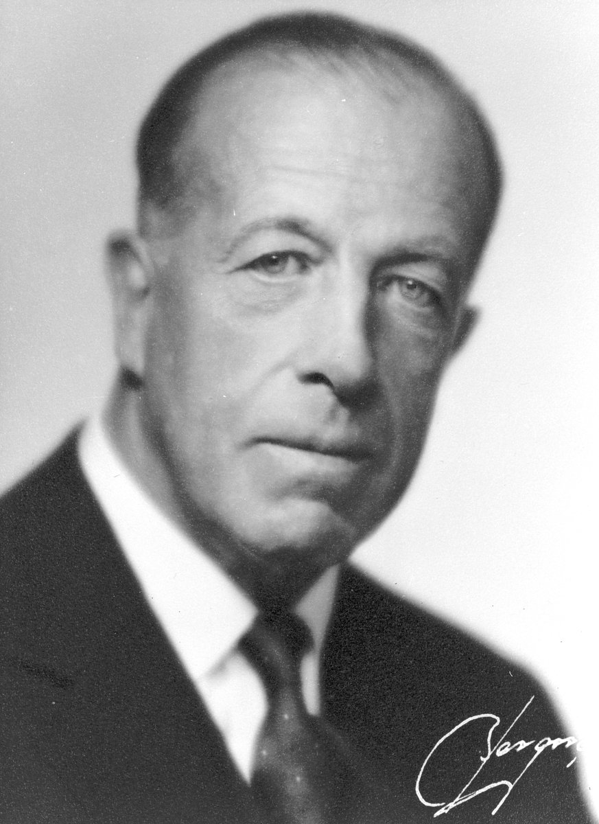 Edvard Hugo Stenbeck, Advokat, Stockholm. Styrelse och revisorer. "Profiler i Korsnäs". Ett porträttgalleri över anställda i Korsnäs Aktiebolag med dotterbolag. Sammanställt i anledning av bolagets 100-årsjubileum 1955.