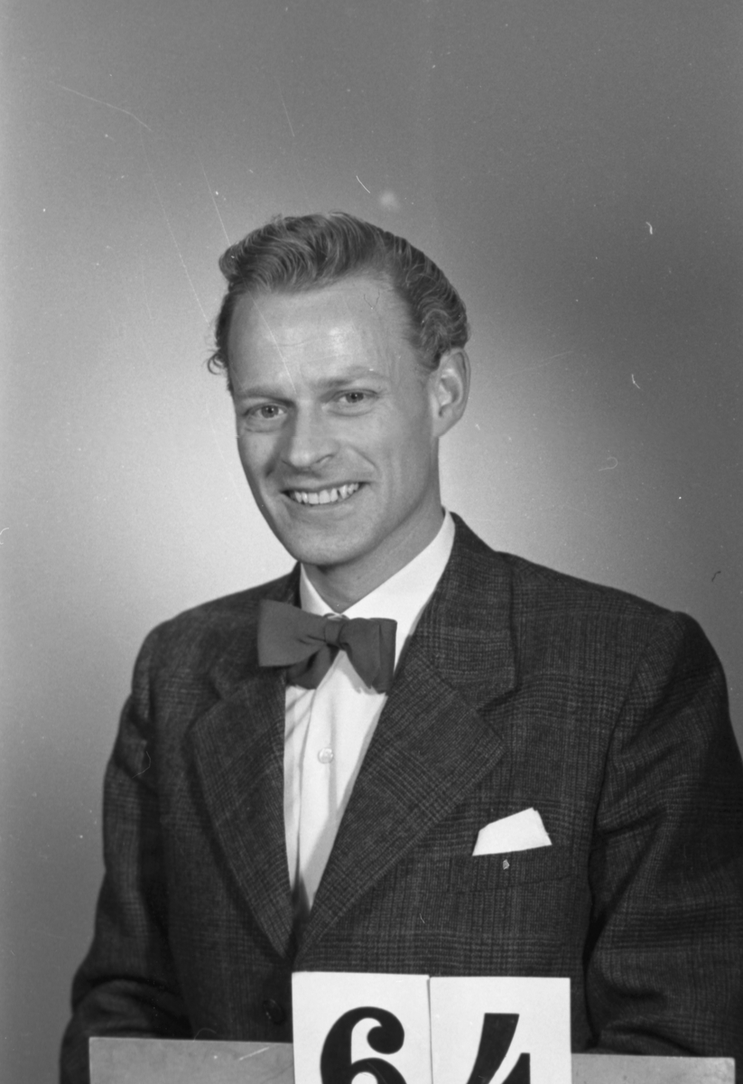 Stig Möllgård. Expeditör. Pappersavdelningen. Central administration. "Profiler i Korsnäs". Ett porträttgalleri över anställda i Korsnäs Aktiebolag med dotterbolag. Sammanställt i anledning av bolagets 100-årsjubileum 1955.