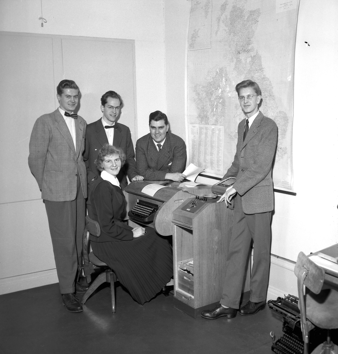 Försäljningsavdelningarna: Vid teleprintern Birgitta Olsson, Gunnar Ramberg, Sven-Erik Eriksson, pappersavdelningen. Tage Malmberg, trävaruavdelningen Åke Lindgren, pappersavdelningen. Central administration. "Profiler i Korsnäs". Ett porträttgalleri över anställda i Korsnäs Aktiebolag med dotterbolag. Sammanställt i anledning av bolagets 100-årsjubileum 1955. Den 30 december 1955