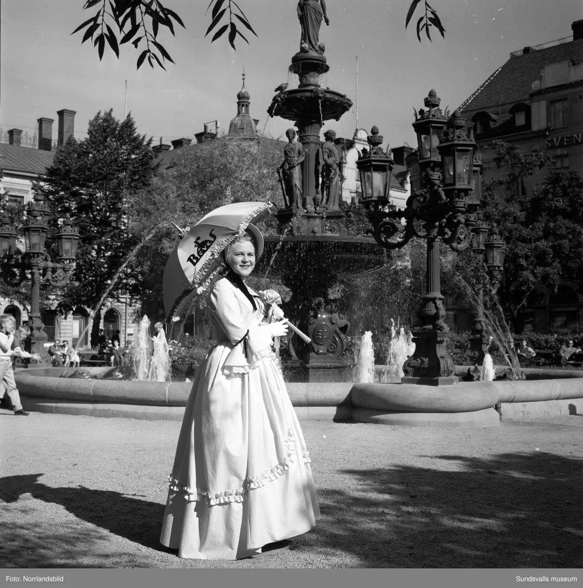 Köpmännens dag i Sundsvall. Paradsmyckade bilar och lastbilar från exempelvis Béves, Bengt Hagman Livsmedel, Lindgrens järn och Engelfeldts möbler.