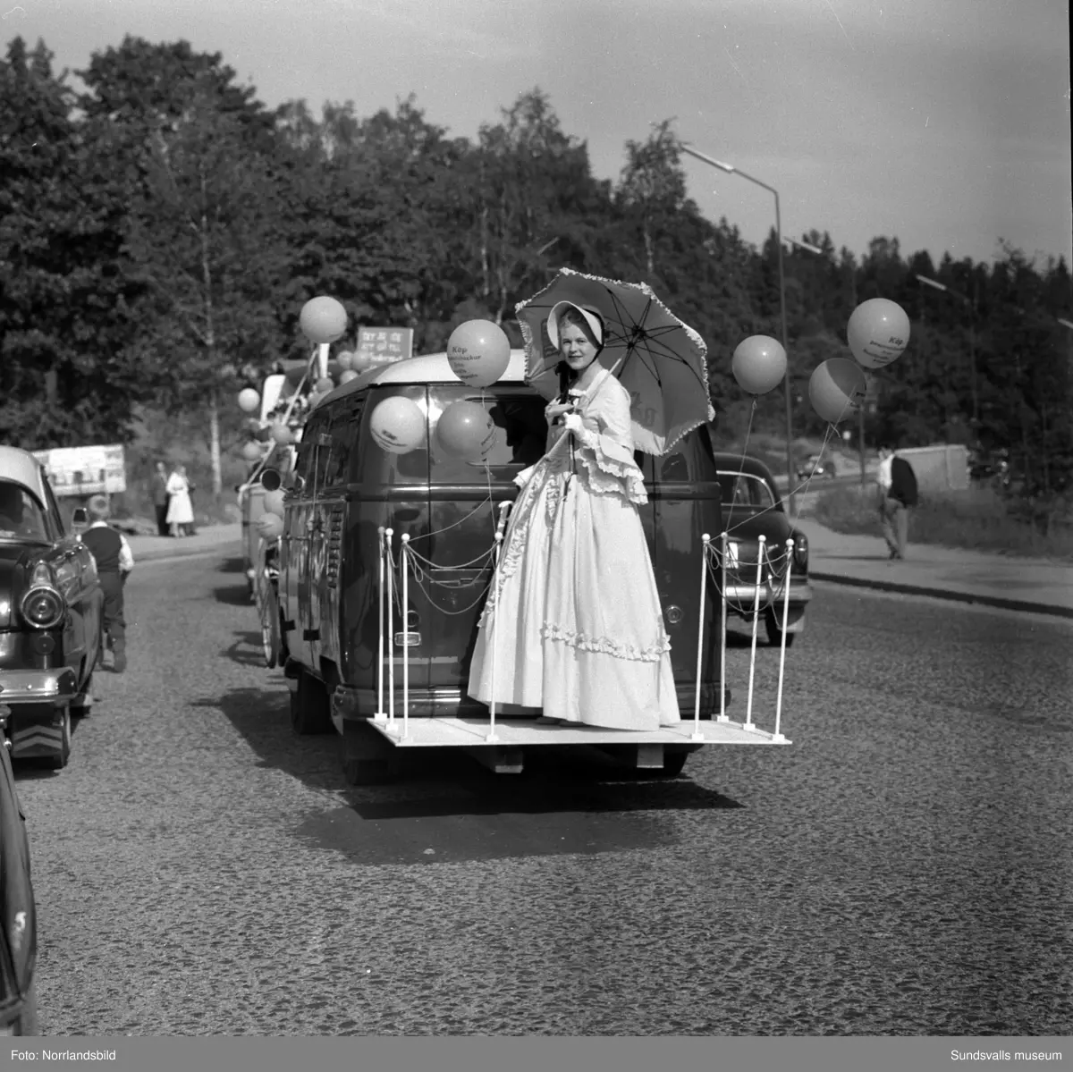 Köpmännens dag i Sundsvall. Paradsmyckade bilar och lastbilar från exempelvis Béves, Bengt Hagman Livsmedel, Lindgrens järn och Engelfeldts möbler.