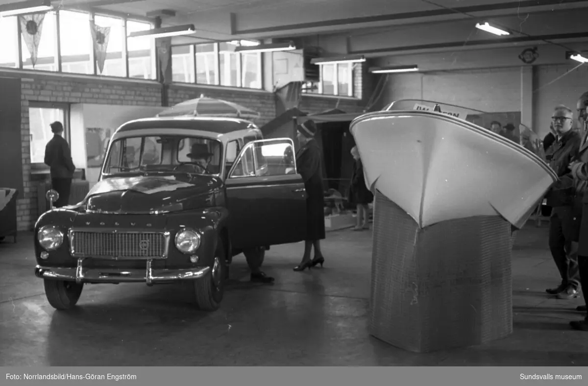 Båtutställning på Bilbolaget i Nacksta. En Volvo Amazon med en sportbåt på en trailer.